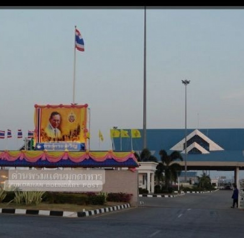 แท็กซี่และรถส่วนบุคคลรับส่งหน้าด่านมิตรภาพไทย ลาว จ.มุกดาหาร
